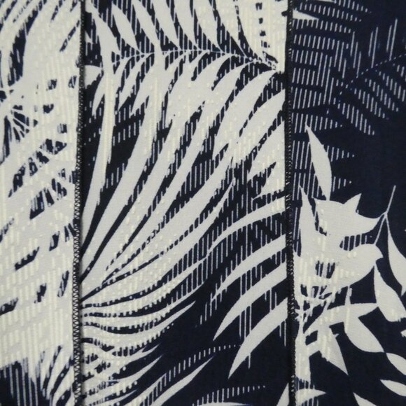 SAMI & JO | large | Navy & White Floral Pattern Short Sleeve Dress | Scoop Neck - Picture 10 of 16